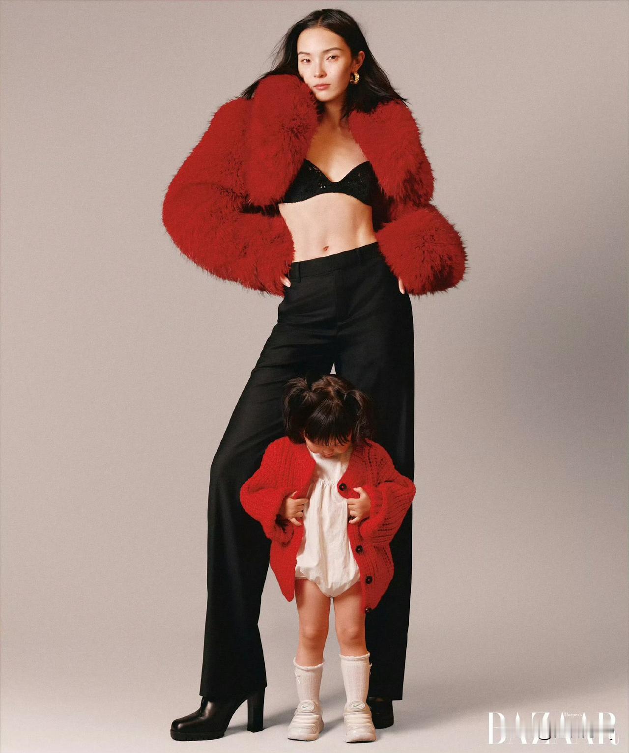 雎晓雯带着女儿拍杂志，以后小妮子随便长，这腿绝对不会短，必须爸妈都是模特啊。
