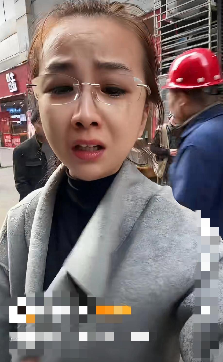 近日，重庆，一新疆女游客发视频称:在小巷子里面走，被高空扔下的屎粑粑砸中了，搞的