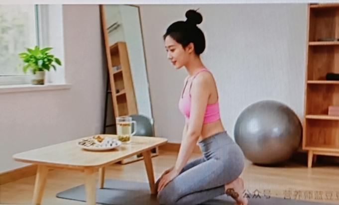 我亲身体会到喝茶对减重和祛湿的神奇效果。之前我湿气重，肚子大得像揣了个游泳圈，试