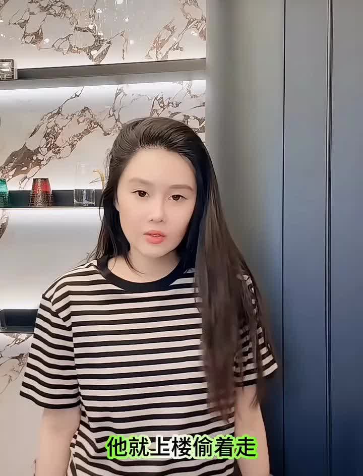 昨晚本山大叔女儿球球开启短暂直播，和粉丝聊天。被问道赵老师最近在忙什么时，球球说