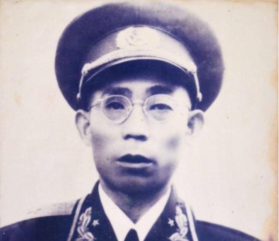 1952年，开国将军李文清回家看望亲人，前妻周幺妹跪在地上向他道歉，李文清却一把
