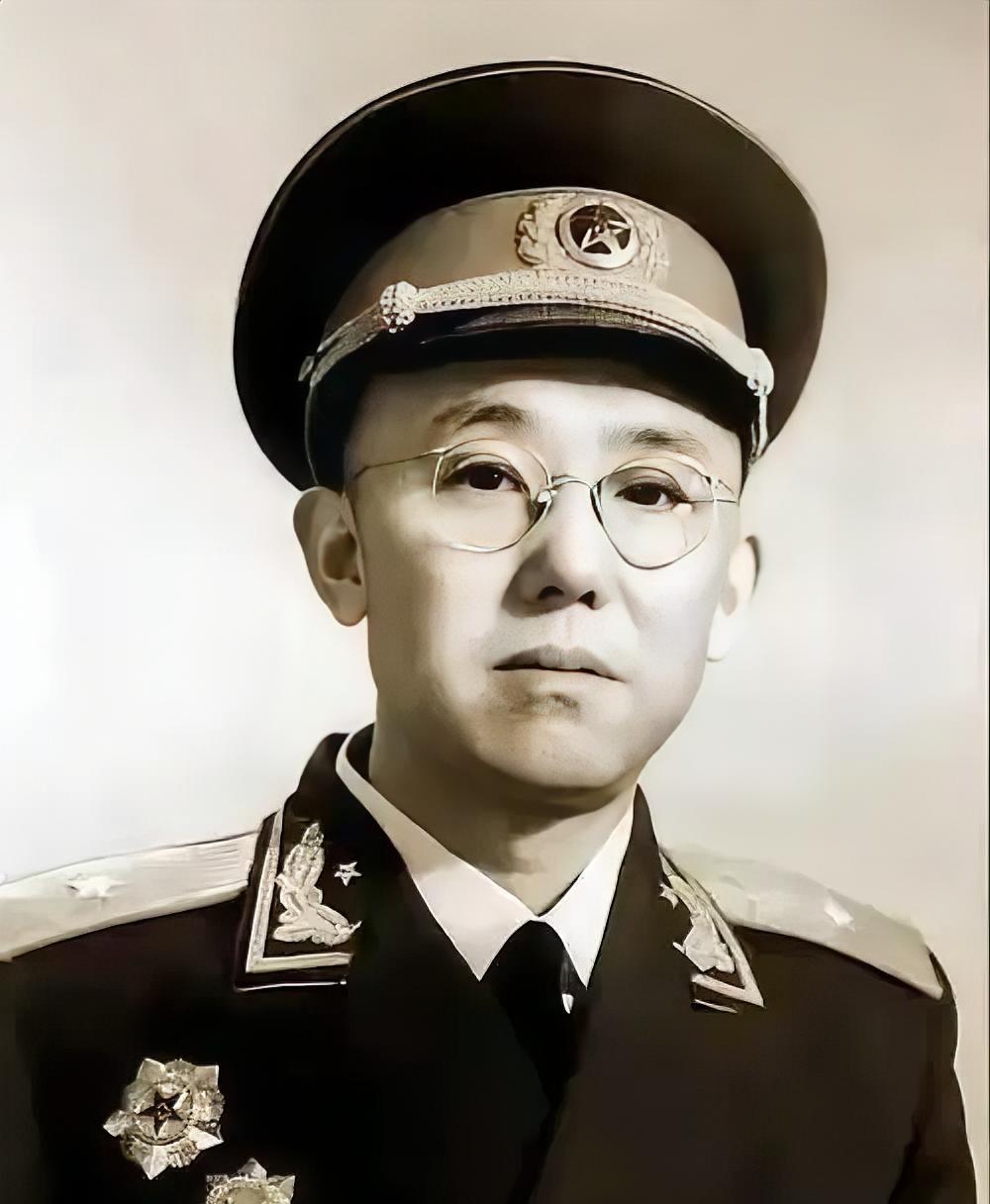 1939年，新四军在追击汉奸时，误打误撞闯到了上海虹桥机场，看着停在草坪上的四