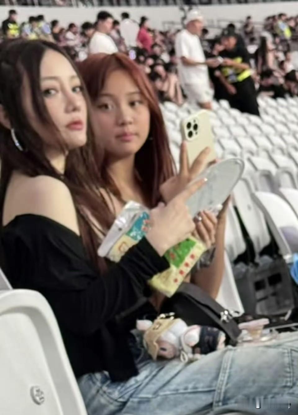 李小璐带女儿甜馨去看侃爷演唱会，看来李小璐真的很爱rap。话说母女俩打扮风格越来