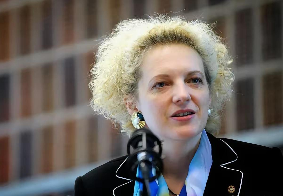 【可笑又有点佩服】​​立陶宛总统外交政策首席顾问阿斯塔·斯凯斯吉里特表示，该国