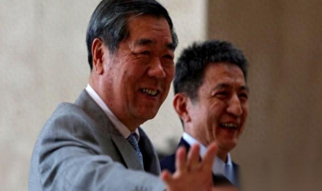 十个小时。关在屋子里谈了整整十个小时。出来的时候，我们这边的人，一个个气定神