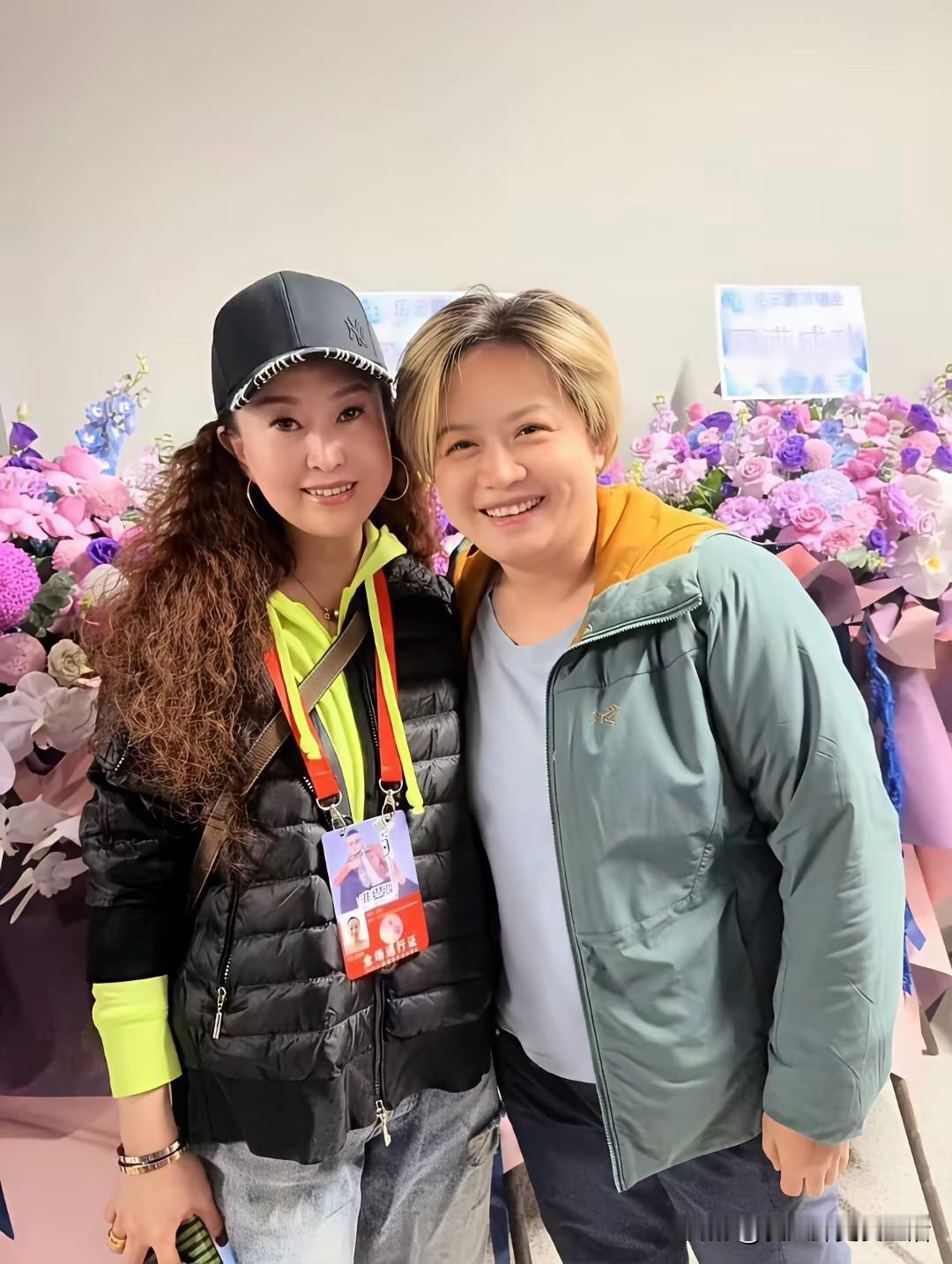 岳云鹏西安演唱会庆功会，看见了岳云鹏媳妇儿的身影。梳着黄色的短发，穿着普通的休