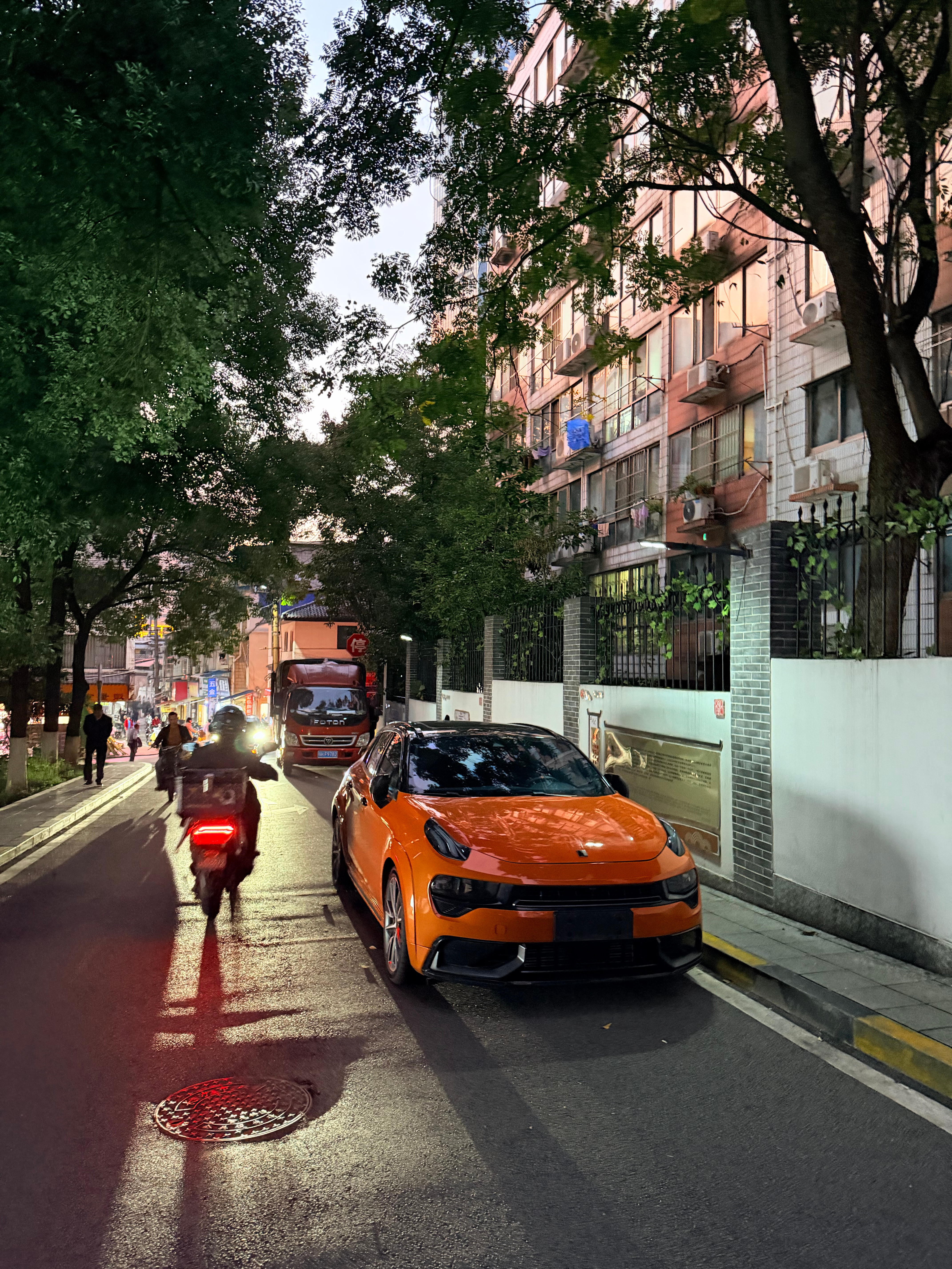 看到了最初认为很适合自己的第一台车领克02Hatchback今天在一个小巷看到