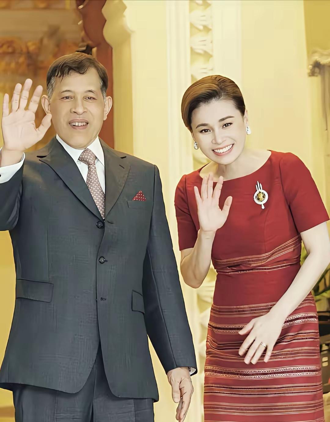 74岁泰王步履渐沉，年少风流收进旧照，公务场上只剩苏提达并肩。诗妮娜远居德国，西
