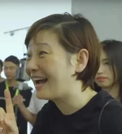 网友偶遇徐帆第一眼没认出来，后来看到冯小刚冯导才看出来，变化真的好大。