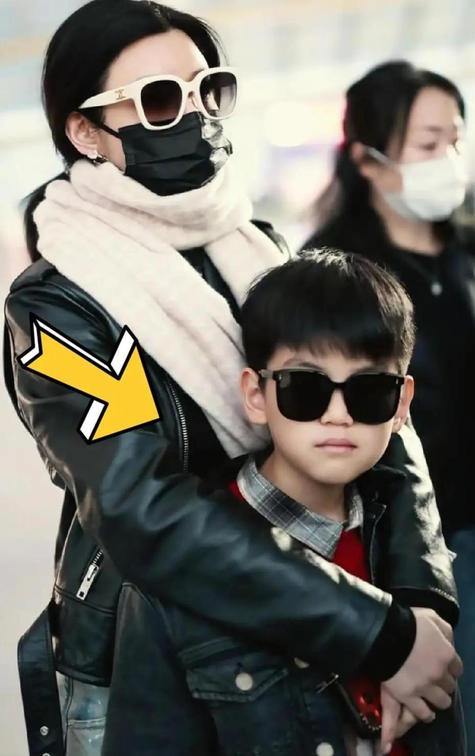 陈妍希带儿子现身机场，小星星性格外向，主动向记者打招呼！很惹人喜爱的小家伙，他真