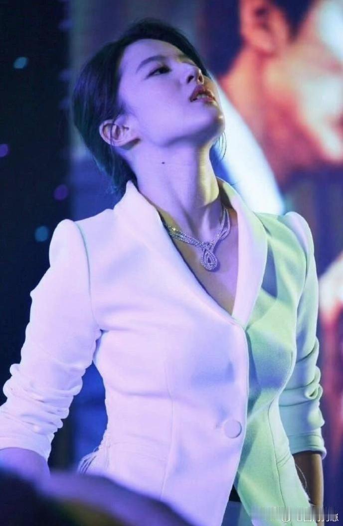 刘亦菲这神情也太有氛围感了！眼波流转间带着恰到好处的魅惑，不经意间就让人移不开眼