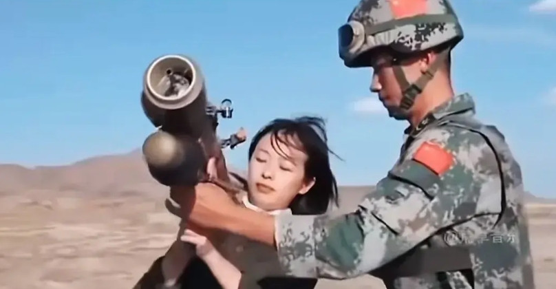 央视确实是会整活，故意的吧，找了一位长相甜美，体格娇小的南方妹子做军事频道的现场