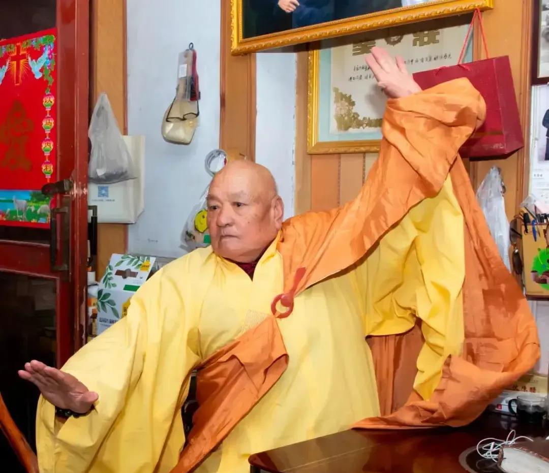 其实现在少林寺搞武僧表演实在太不懂得与时俱进了，即使在民国时期的武僧，也不是赤手