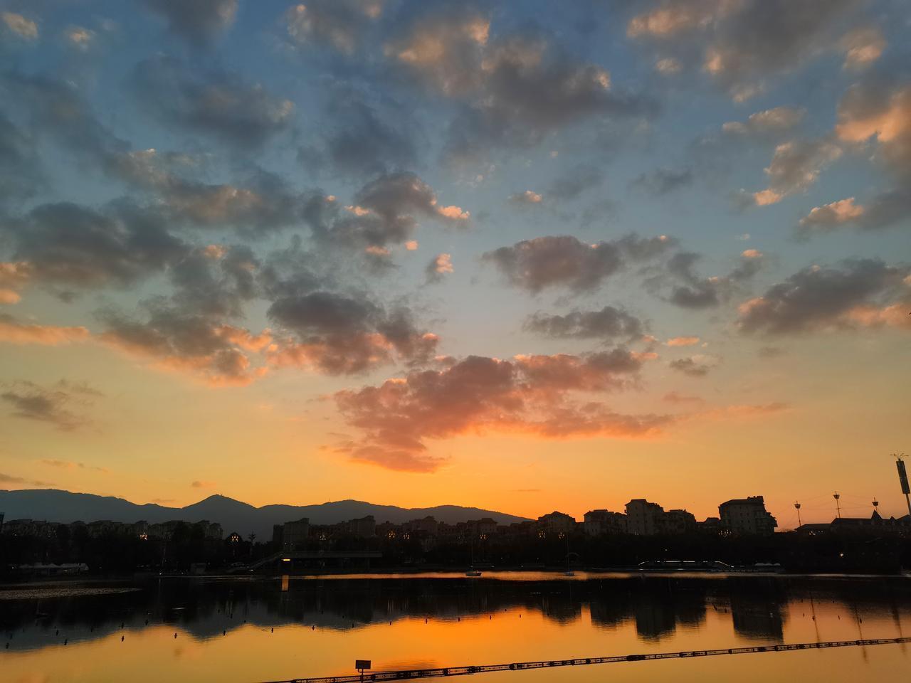 滇池旅游度假区绝对是昆明居住的黄金地段，依托滇池与西山的加持，这里拥有昆明最顶级