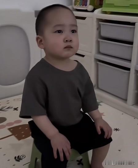 你们相信轮回吗？一个小娃娃，正儿八经坐着看《长津湖》。镜头到第七穿插连报数，