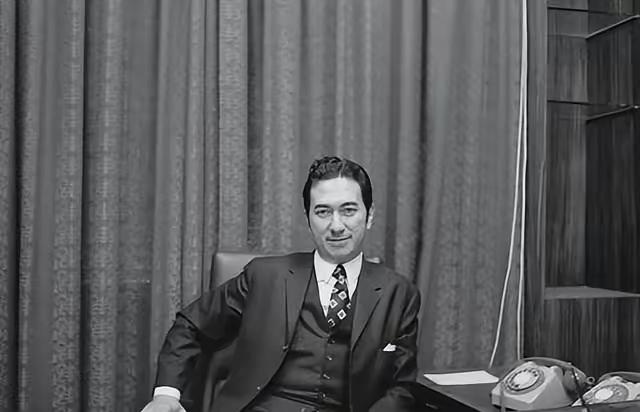 1997年，赌王差点被张子强绑架，他立马请来大舅哥蓝铧缨商量对策，蓝铧缨说：“何