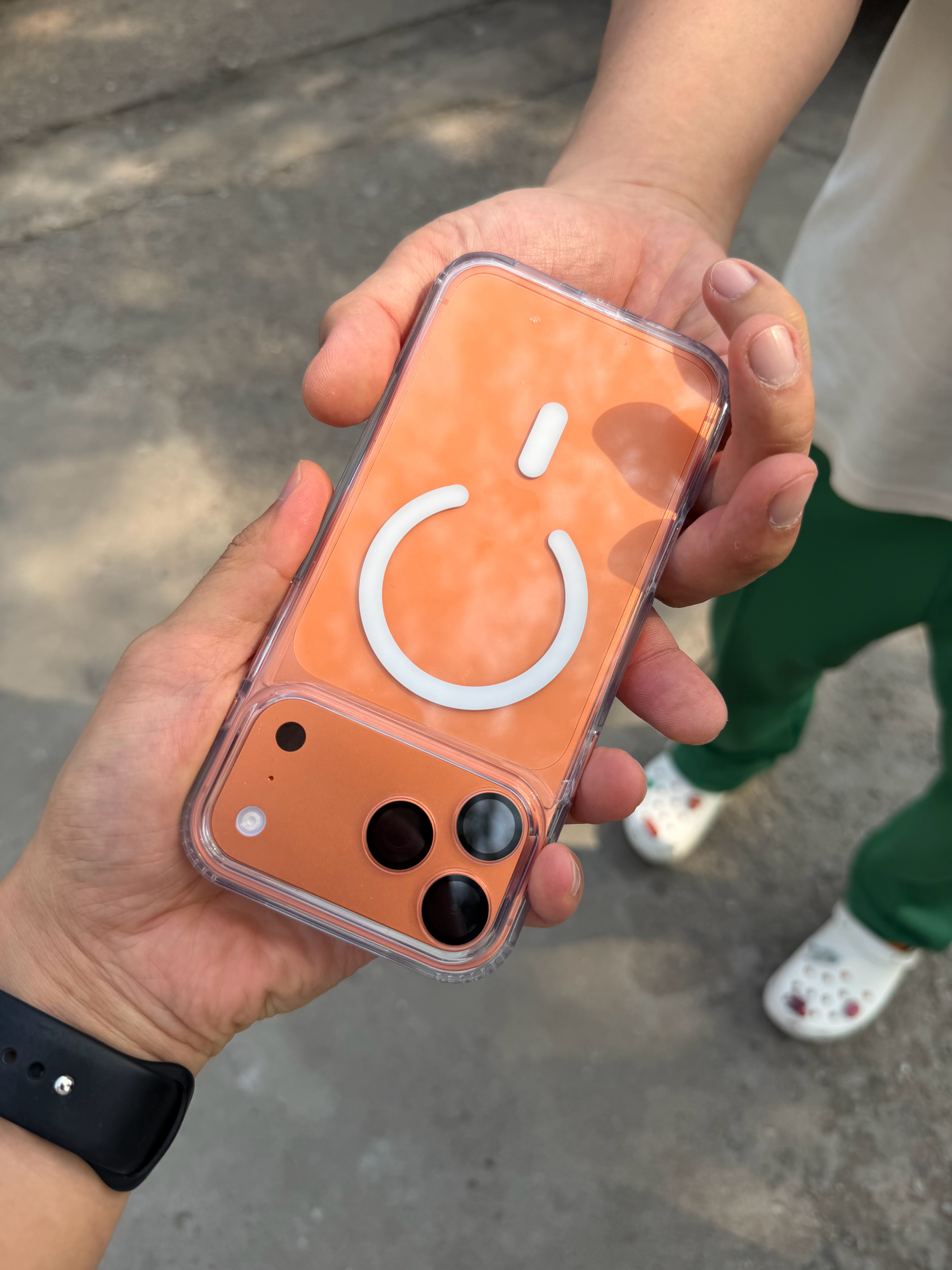 大哥买了个256G的iPhone17PROMAX[捂脸哭]256G就够用了，我好