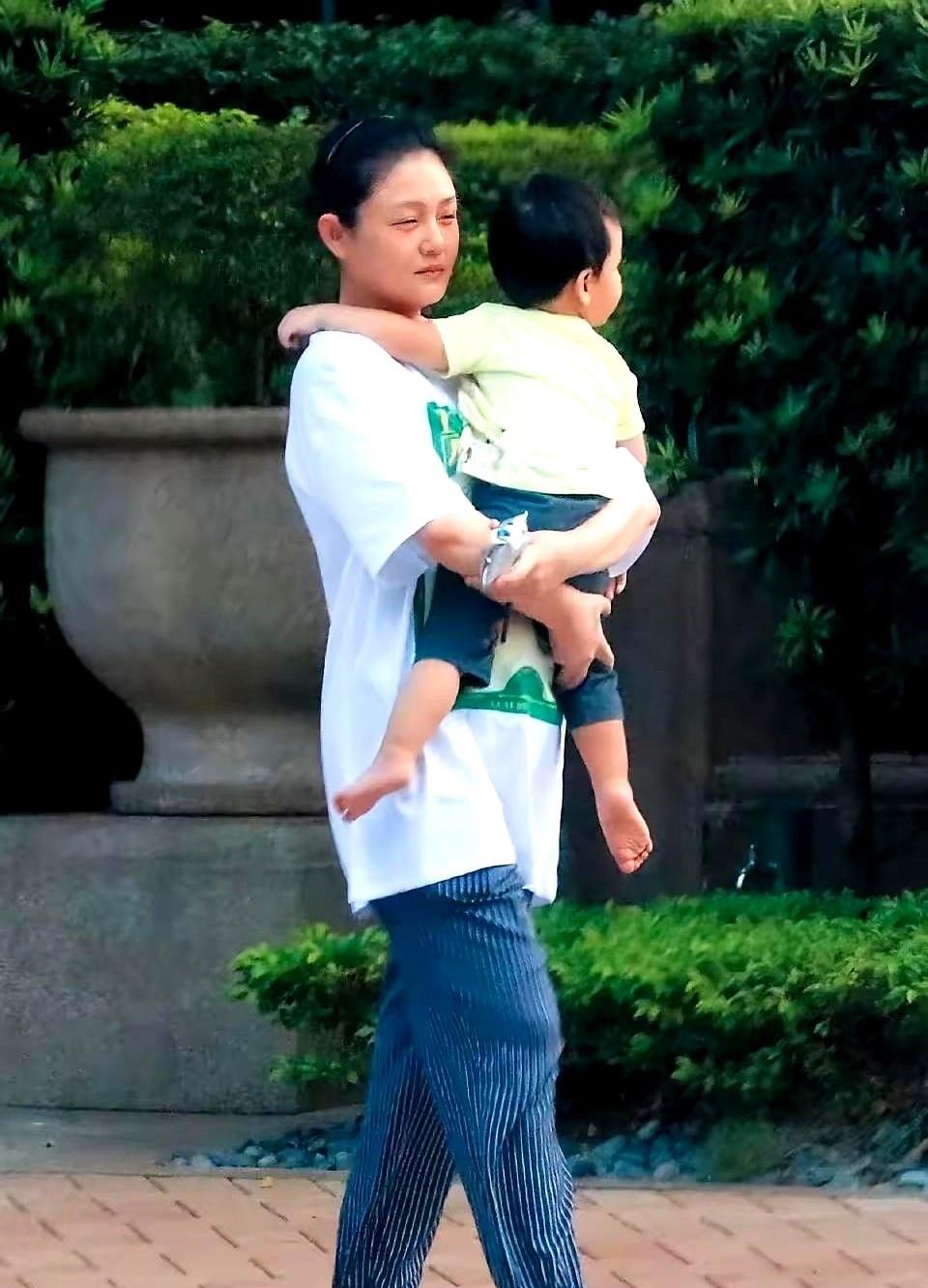 大S抱着儿子、盯着女儿，笑里藏刀：老娘不是明星，是24小时不打卡的保姆。她婚前
