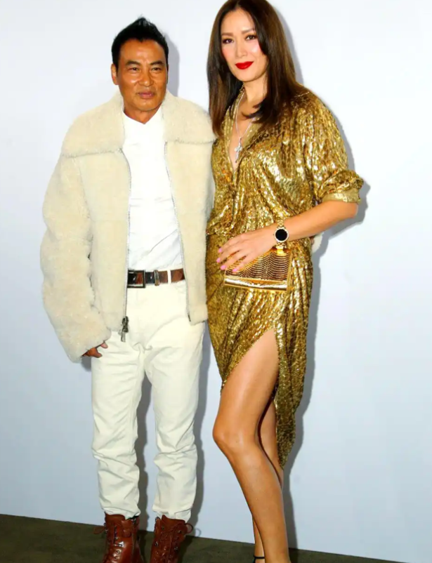 中山那一刀捅的不是任达华是整个港圈的脸面2019年，一把生锈水果刀捅进他腹部