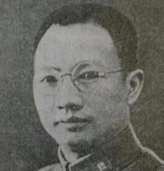 1949年，贵州公路上，一辆军用卡车抛锚，堵在路中间。卡车上的少校军官赶紧走