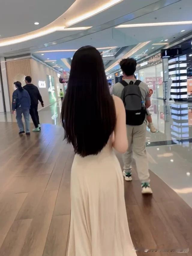 北京的SKP商场，里面一双筷子2580，一盒铅笔7000多，一根钢笔69900…
