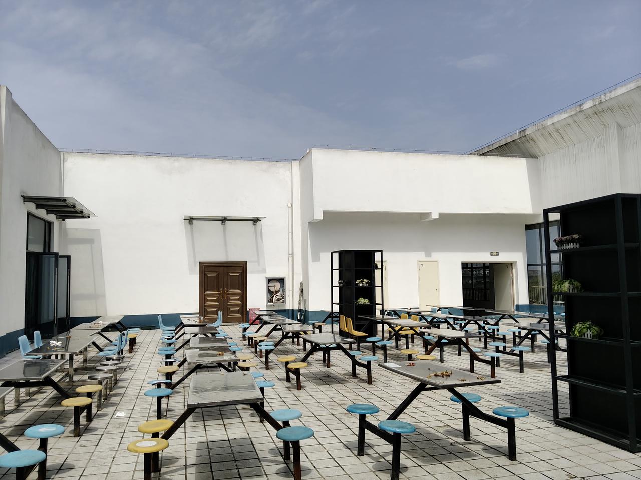 露天的食堂，挺有意思的。吃饭的时候就能晒太阳，就能看到蓝天白云。当然，另一半