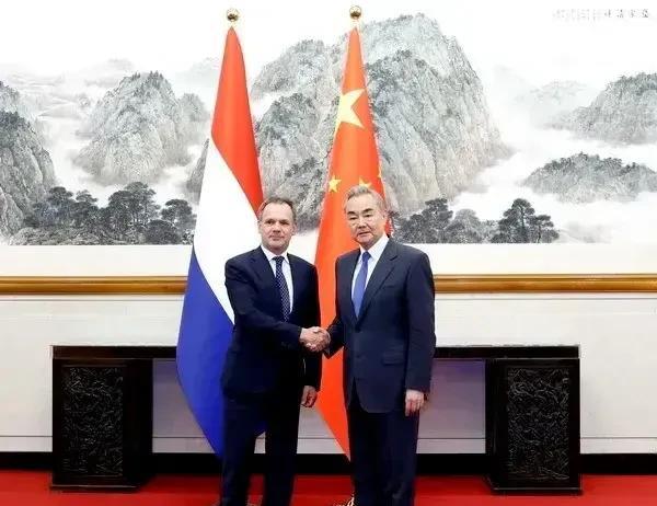 中国和荷兰谈妥了这个时候荷兰主动来华，不仅仅是代表荷兰，而且是代表欧盟！希望能够