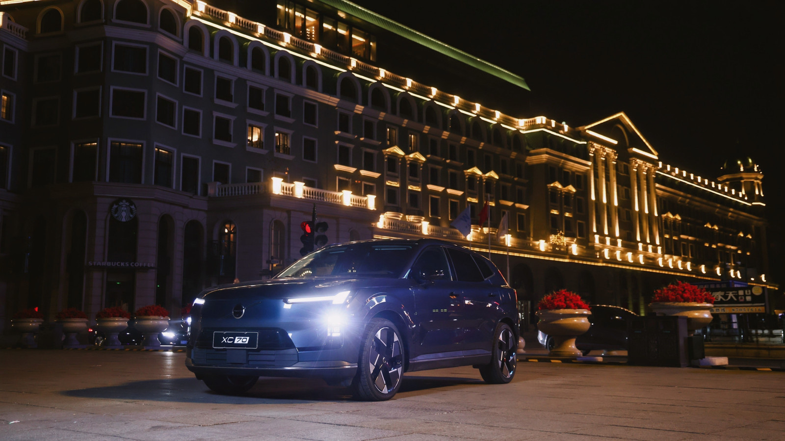 哈尔滨新晋顶流居然是辆“冻车”！沃尔沃XC70直接封进两米厚冰雕里，要在零下30