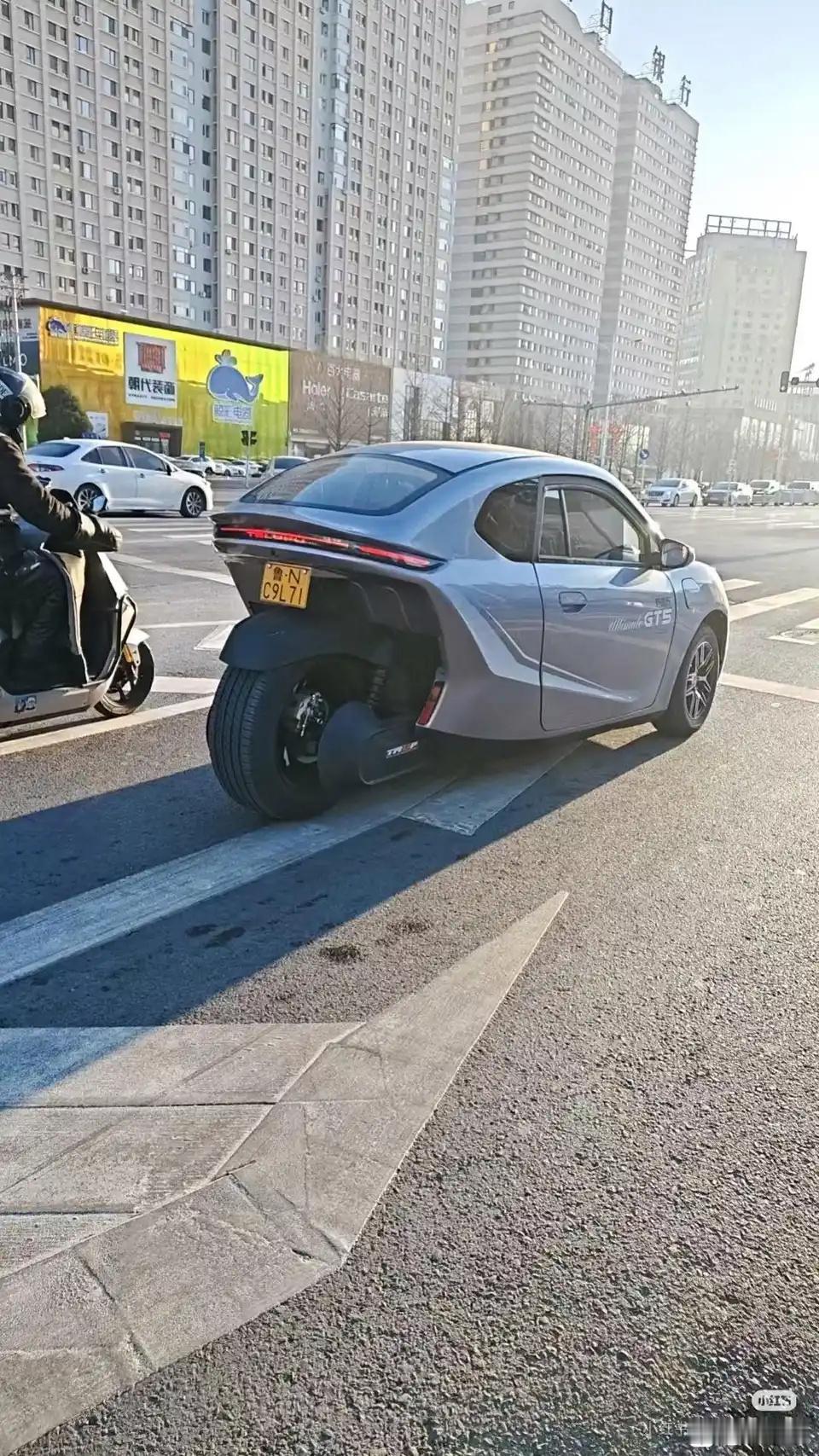 不是，真有这玩意啊？上的还是摩托车黄牌还别说挺科幻，就是不知道安不安全