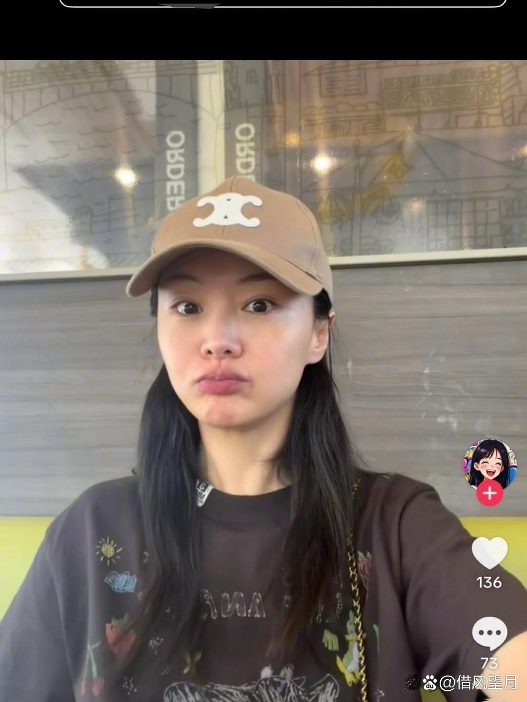 郑爽一直都有更新社交动态，感觉她还是想回归娱乐圈的​