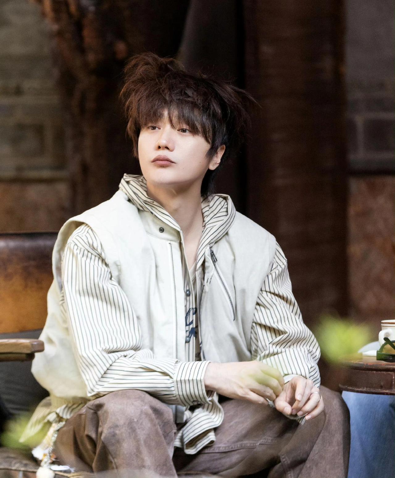 快乐老友记节目组有点欺负人啊，陆虎当掉了自己的发型换了一张厚米卡而已，也不用一