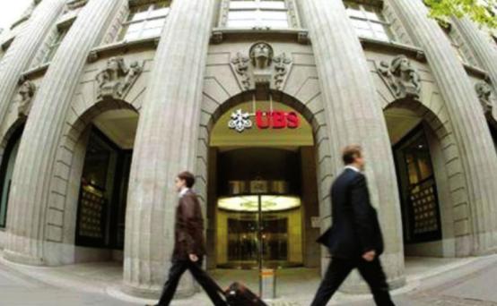 1940年，德国特工拎着一包“假英镑”，来到瑞士银行存钱，并暗示银行人员，这些钱