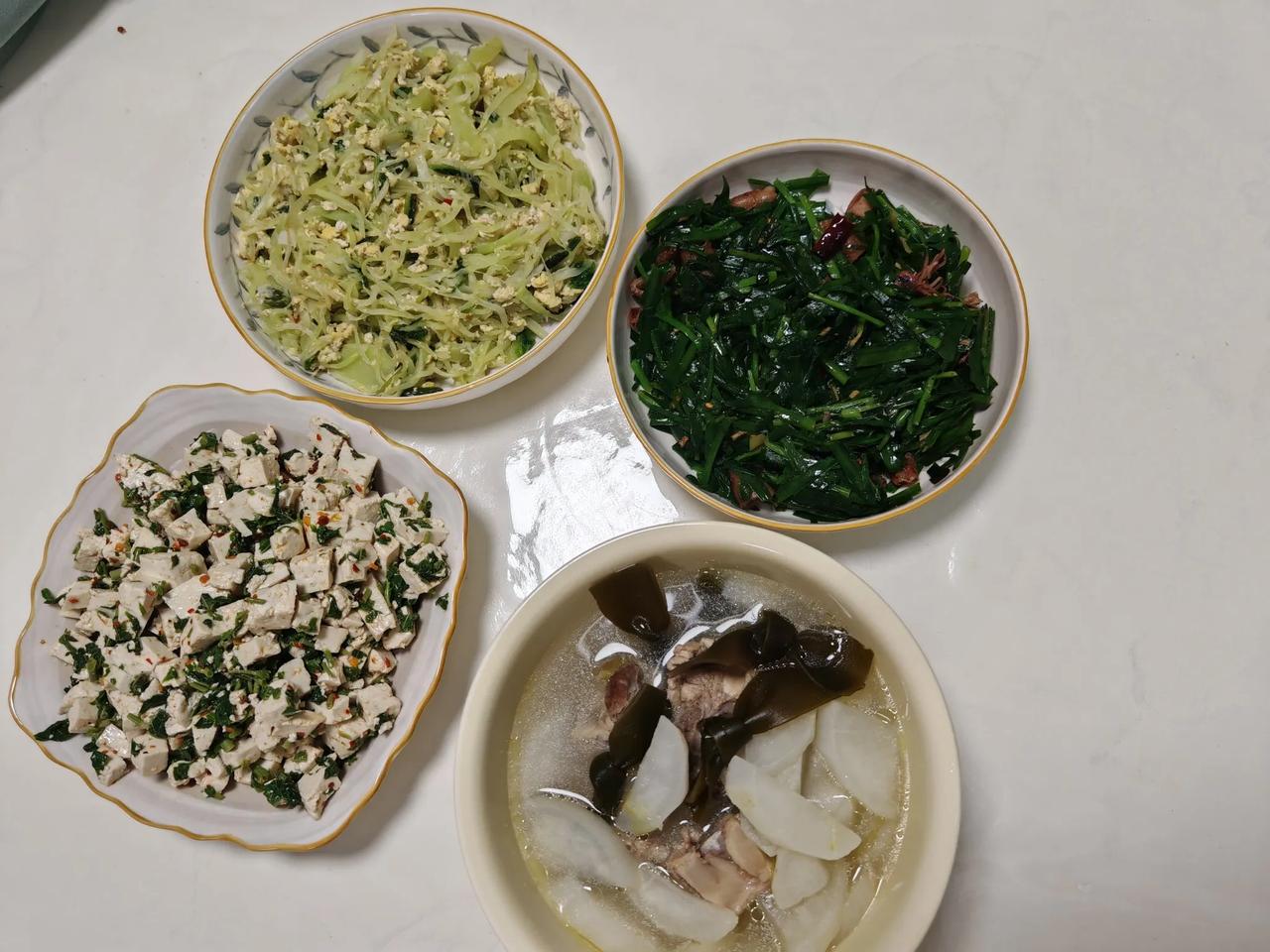 2025.4.29晚饭🥢今天晚上三菜一汤📋萝卜排骨汤📋香椿拌豆腐?