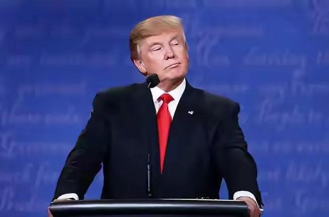 怼总统被停职？1.4万人连夜凑30万挺他，工会硬刚福特：必须保下这个敢说真话的汉