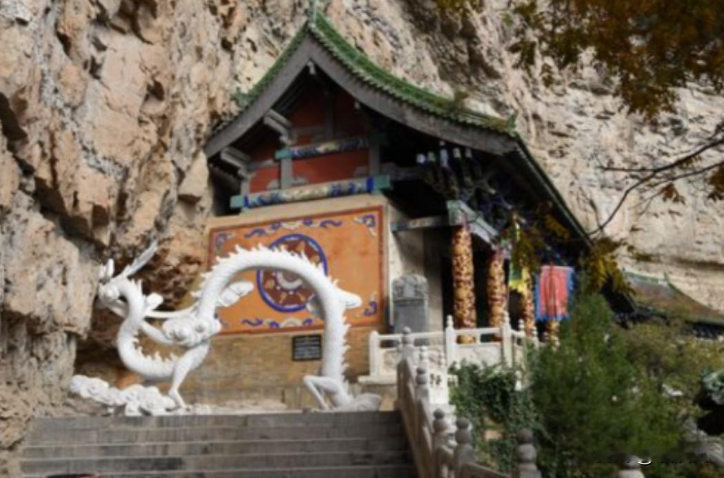1996年，山西绵山一农民在佛寺内打扫卫生时，因用力过猛使佛像头部一块泥胎脱落，