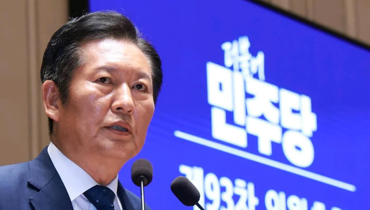 韩国媒体消息，共同民主党代表郑清来对选出新领导班子的国民力量党展开严厉批评，称其