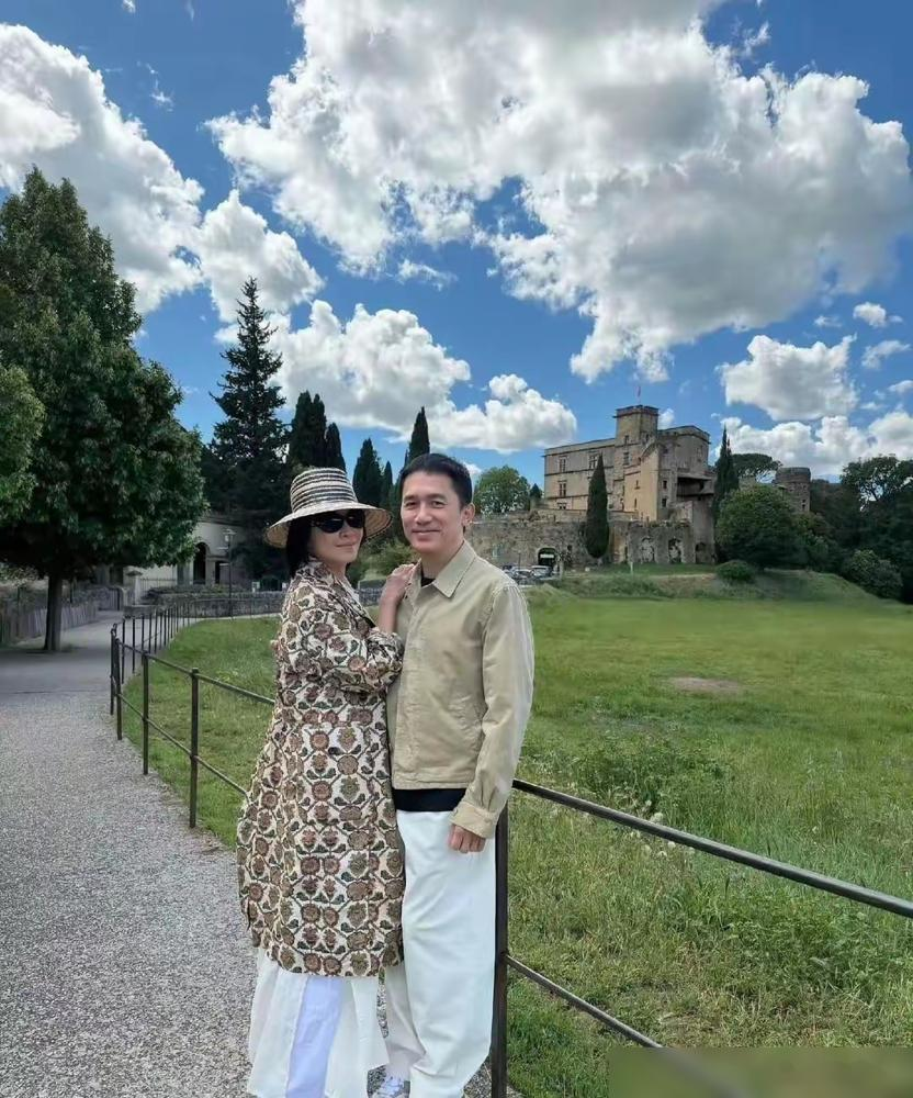 刘嘉玲60岁这张脸，直接把梁朝伟衬成了老头。两人跑去法国小镇牵手逛街，评论区全在问：这女人怎么越活越