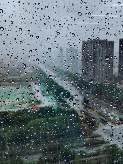 一股冷空气袭来，济南下起了淅淅沥沥的小雨，在室外感到了寒气逼人，但回到室内感则了