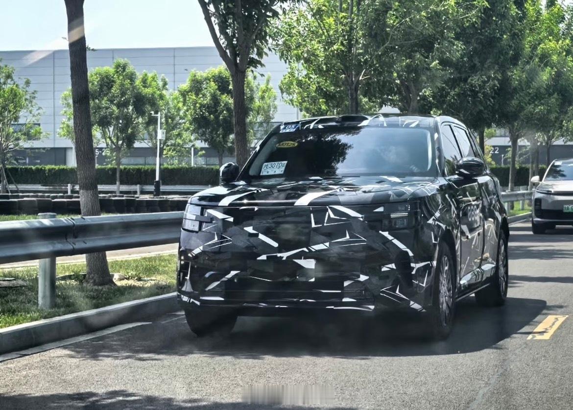小米昆仑去掉了伪装，离上市越来越越近了，不少人都在等这辆车，真正的大战即将上演