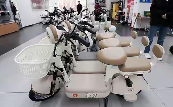 这是雅迪新国标电动车之一，据说雅迪新电动车品种达40款以上，车筐，两个座椅，再有