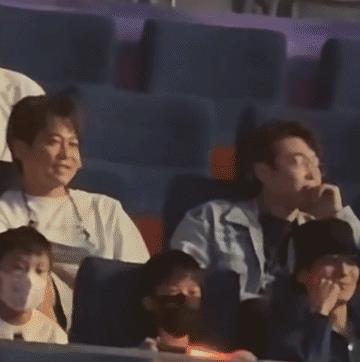 王栎鑫北京演唱会，真是太有爱了，冠亚携家眷到场！陈楚生的两个儿子好可爱，俩孩子