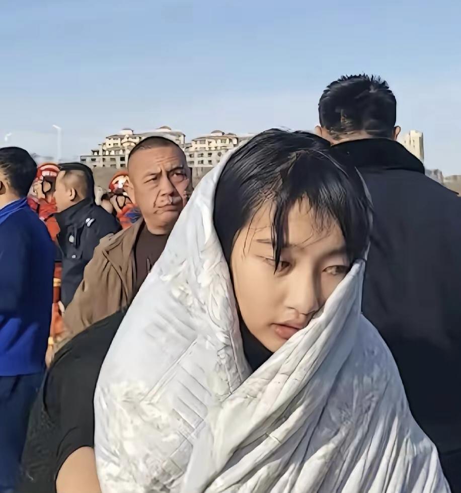 从这组李佳婷救人事迹（前几天宁夏同心县这个13岁的初一姑娘路过冰面时，瞅见4岁男