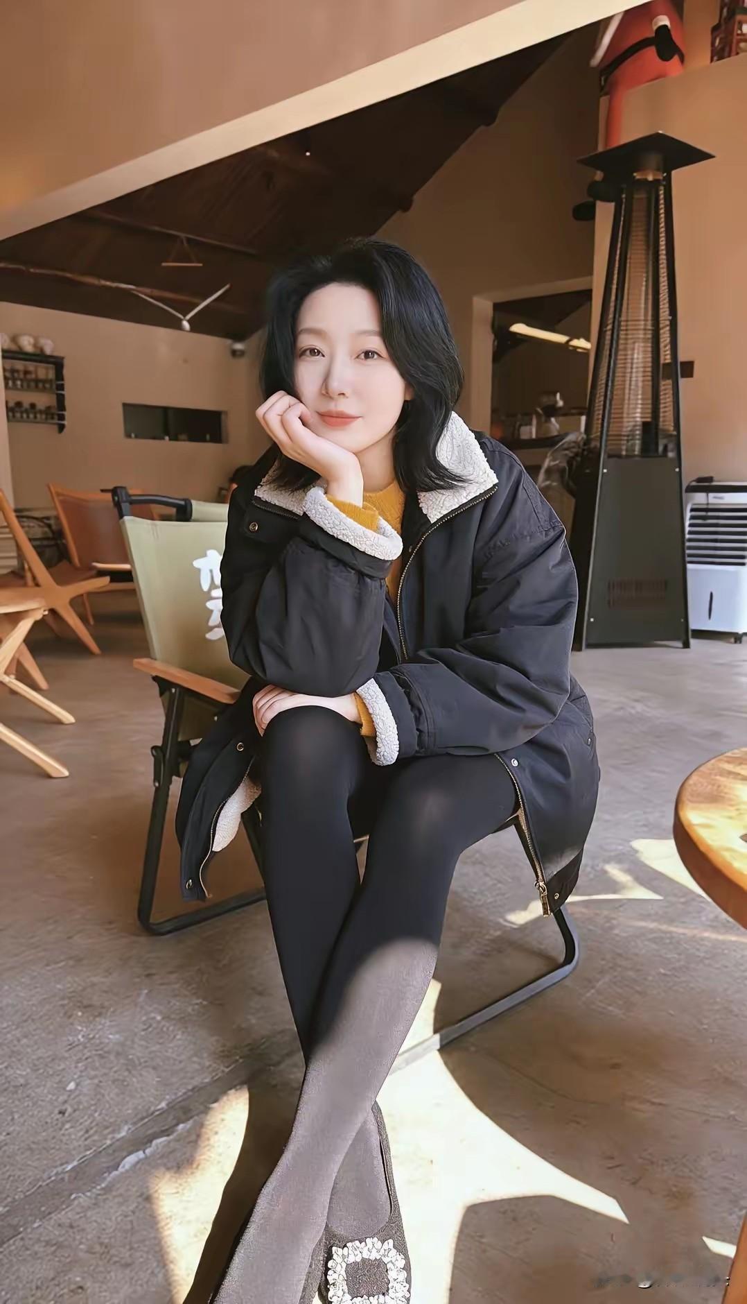 冬日暖阳下的咖啡馆，静享悠闲时光。