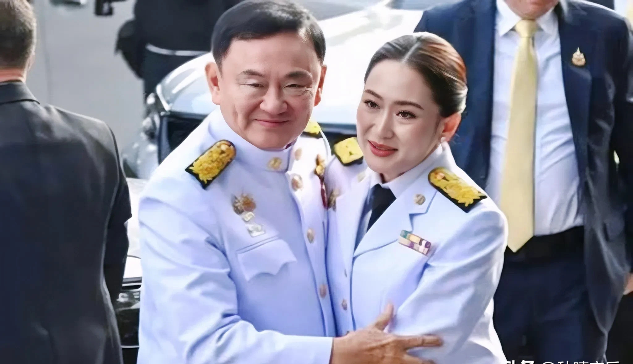 佩通坦父女情深，温馨相拥太感人佩通坦和老爸他信抱在一起，
