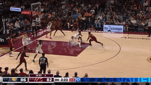 脚踝终结者！这次是两个！米切尔突破，晃倒两个防守，最后抛投打进，骑士主场沸腾了。