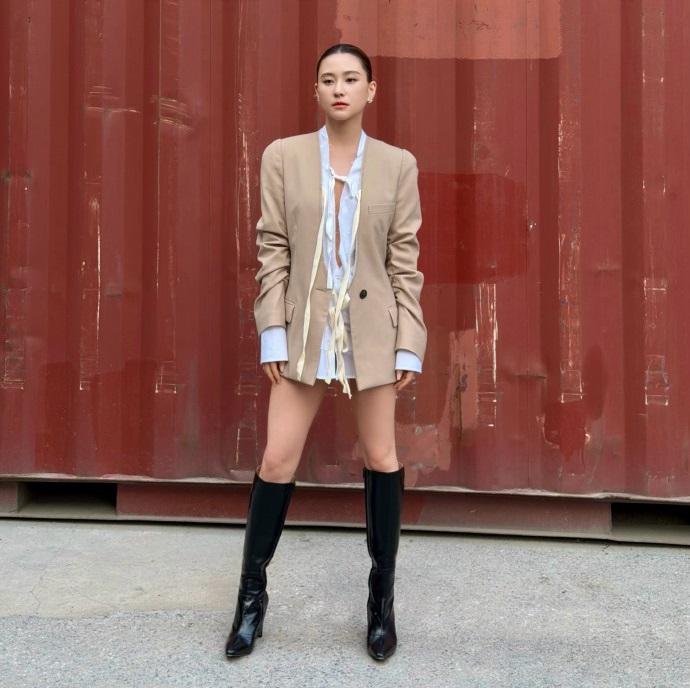 今天何超莲在出席时尚活动的时候搭配的很潇洒，气质也不错，看上去特别的美。何超