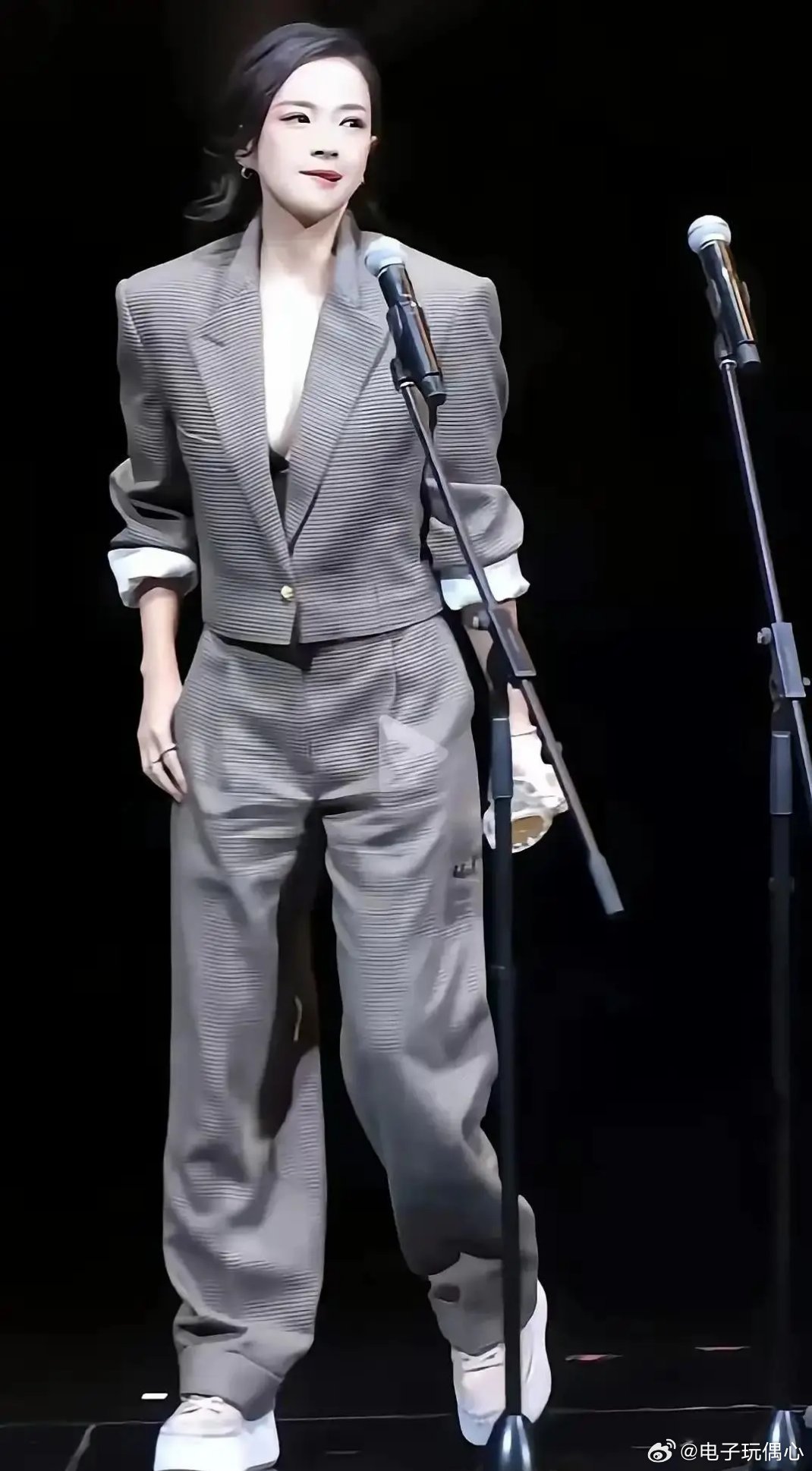 她以为这样可爱，不知道她现在已经老了