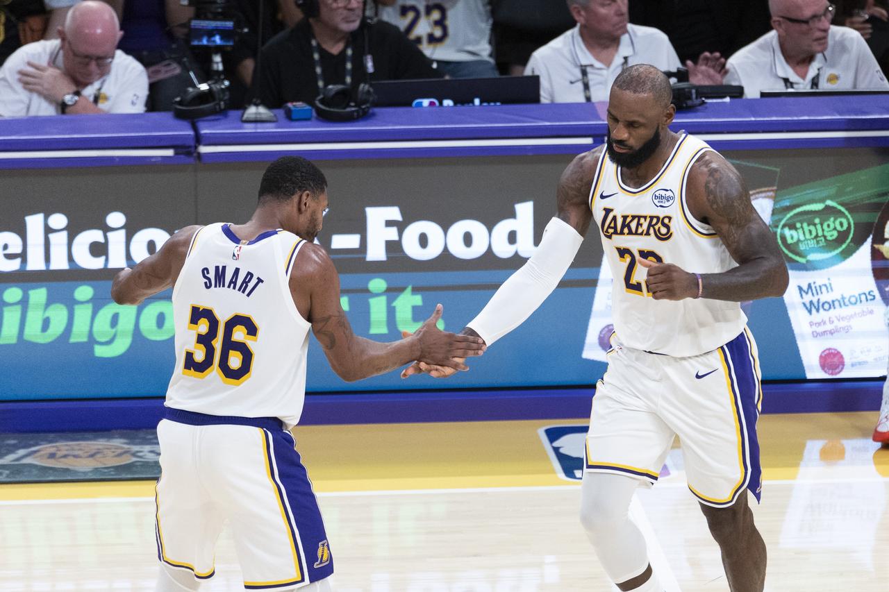 斯玛特大赞詹姆斯，说自己佩服的五体投地在NBA季后赛的G1对决中，湖人队于主场