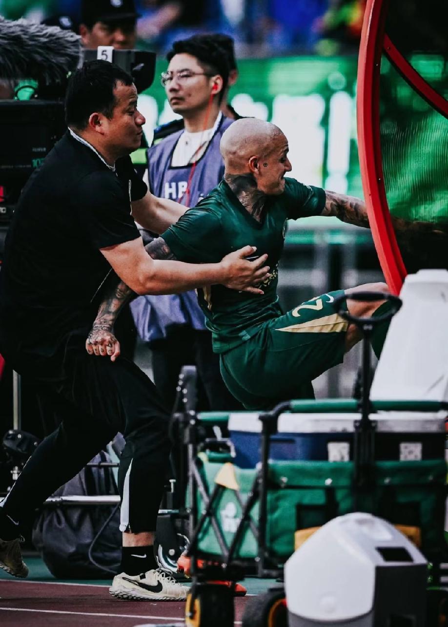 中超再现名场面，先是浙江队这位光头外籍球员在场上一系列违规动作，再是场下浙江和重