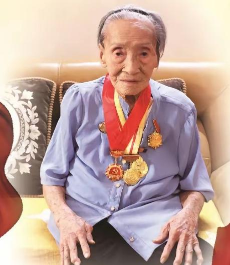 1951年海南剿匪，解放军擒获一位女匪首。她双耳戴着银环，环中还藏着红棉絮；双